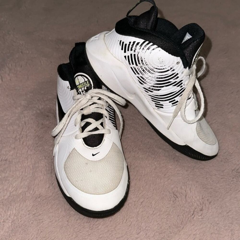 Nike Team Hustle D9 'White Black' AQ4224-100 4yr